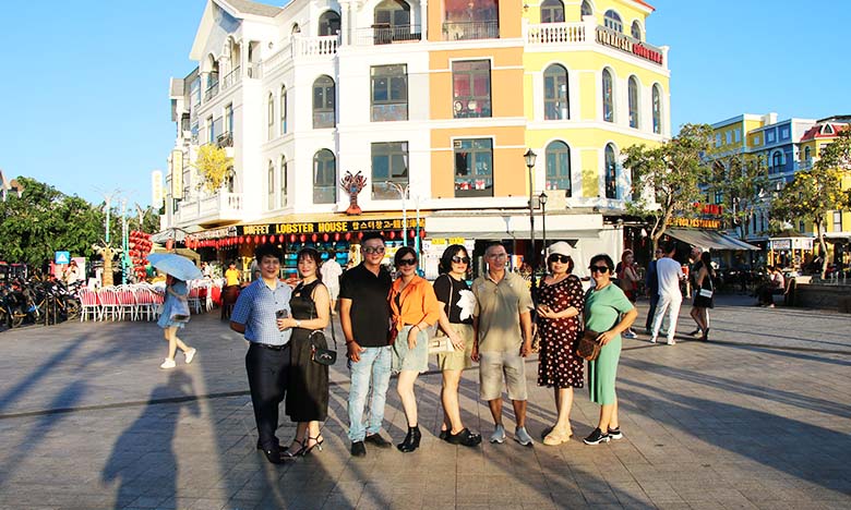 Check tin tại Grand World đầy màu sắc.