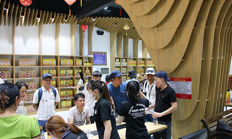 Toàn đoàn đã có chuyến thăm gian hàng nước mắm Phụng Hưng.