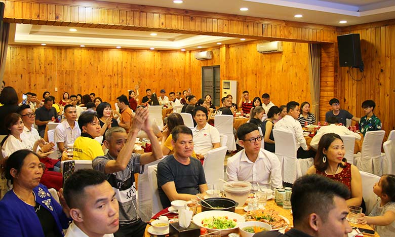 Bữa tiệc ấm cúng để gắn kết tình đoàn kết của mọi người.